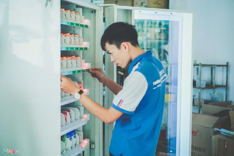 Theo lời trưởng nhóm, nhờ vào các đèn cảm biến gắn trên khay hàng, người mua luôn nhận được sản phẩm, không bị kẹt như các máy bán hàng khác trên thị trường. Chi phí để hoàn thành iCondom vào khoảng 30 triệu đồng, khá rẻ so với một máy bán hàng tự động bên ngoài (90-120 triệu).