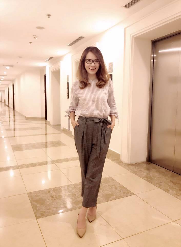 Đan Lê có gu thời trang tinh tế, nhẹ nhàng, nữ tính. Kiểu tóc uốn sóng nhẹ trông nữ MC đằm thắm hơn.