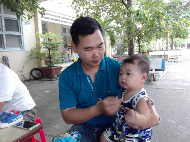 Vợ thi tốt nghiệp THPT, chồng bế con 9 tháng tuổi đi theo