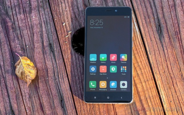 Máy có màn hình IPS kích thước 5 inch độ phân giải HD, đây cũng là kích thước và độ phân giải chung của các loại điện thoại trong phân khúc giá dưới 3 triệu đồng.