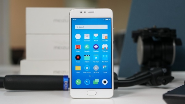 Điện thoại của Meizu có màn hình 5,2 inch độ phân giải HD, sử dụng bộ vi xử lý MediaTek MT6753, RAM 3GB (cao nhất trong danh sách) và bộ nhớ trong từ 16GB nhưng hỗ trợ khe cắm thẻ microSD tối đa 128GB. 