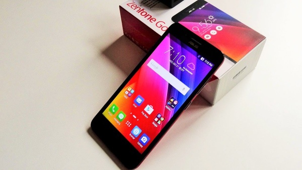 Về mặt cấu hình, tương tự các đối thủ trong cùng phân khúc giá ZenFone Go được trang bị màn hình 5 inch với độ phân giải HD, RAM 2GB và bộ nhớ trong 16GB có hỗ trợ khe cắm thẻ nhớ mở rộng. Tuy nhiên máy không sử dụng bộ vi xử lý của Qualcomm mà dùng chip giá rẻ MediaTek MT6580 với 4 nhân 1,3 GHz. 