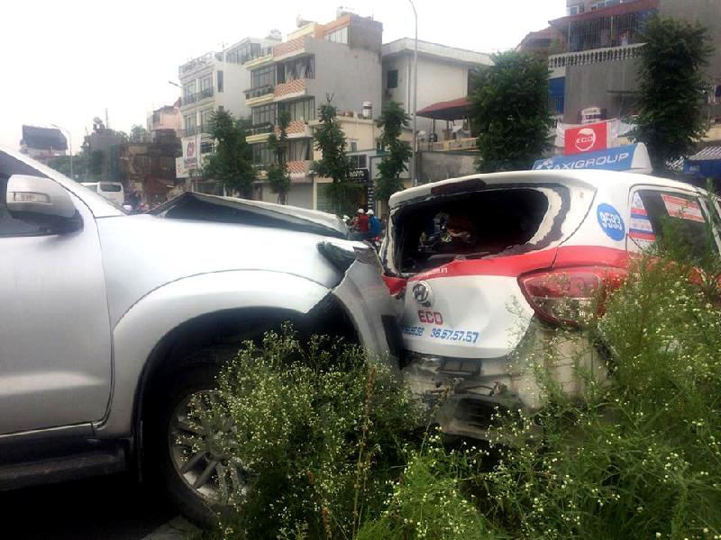 Khoảng 15h ngày 13/6, chiếc Toyota Fortuner lưu thông trên đường Trần Khát Chân (kéo dài) hướng về phía đê Nguyễn Khoái (Hai Bà Trưng, Hà Nội) đã tông vào  1 xe đạp điện và 2 taxi loại 5 chỗ. Ảnh: 