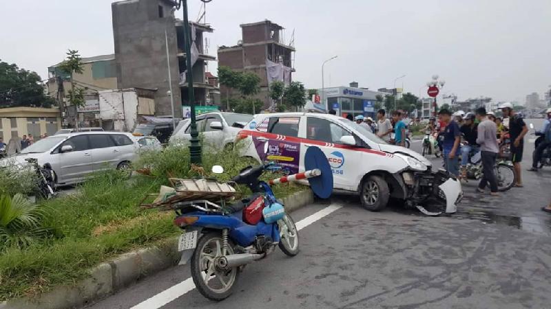 Một nhân chứng cho biết chiếc Fotuner phóng rất nhanh theo chiều Đại Cồ Việt lên đê Nguyễn Khoái. Đến đoạn đường trên thì đâm va vào xe đạp điện do 2 mẹ con đèo nhau đi sát lề đường. Ảnh: 