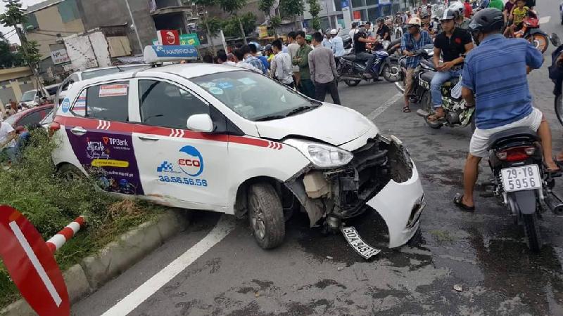 Không dừng ở đó, xế hộp 7 chỗ đâm liên tiếp vào hai taxi không chở khách.  Ảnh: Alex.