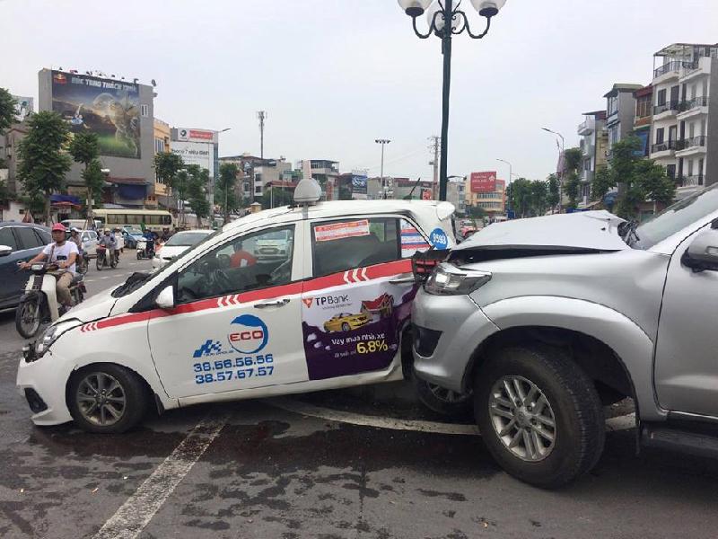 Xe Fortuner tông liên hoàn, húc taxi văng lên dải phân cách