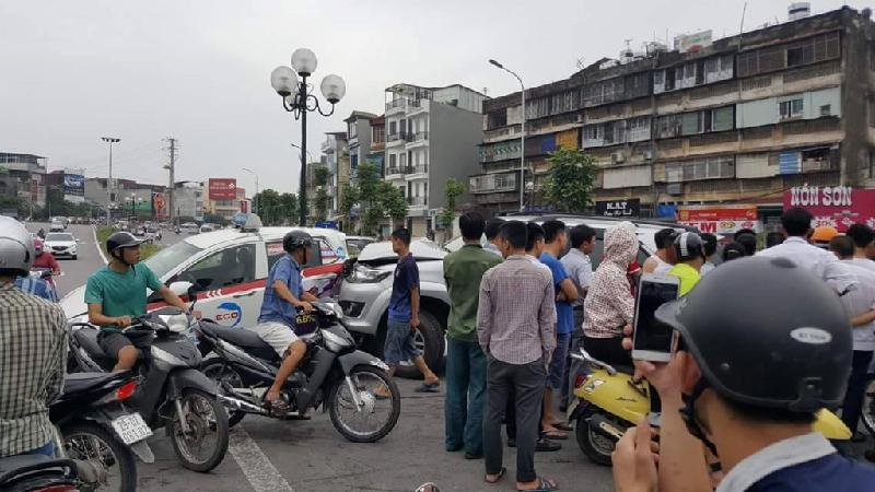 Pha va chạm khiến cả 4 phương tiện hư hỏng. Trong đó, chiếc Fortuner biến dạng phần đầu, còn taxi bị móp méo nhiều chỗ. Ảnh: Alex.