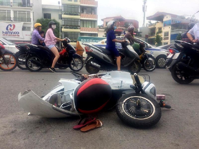 Theo Đội Cảnh sát giao thông số 4, va chạm liên hoàn khiến 3 người bị thương phải nhập viện. Trong số nạn nhân, có một cháu bé khoảng gần 10 tuổi. Sự cố khiến tuyến đường bị ùn ứ cả hai chiều, các phương tiện lưu thông qua khu vực gặp khó khăn. Ảnh: CTV.