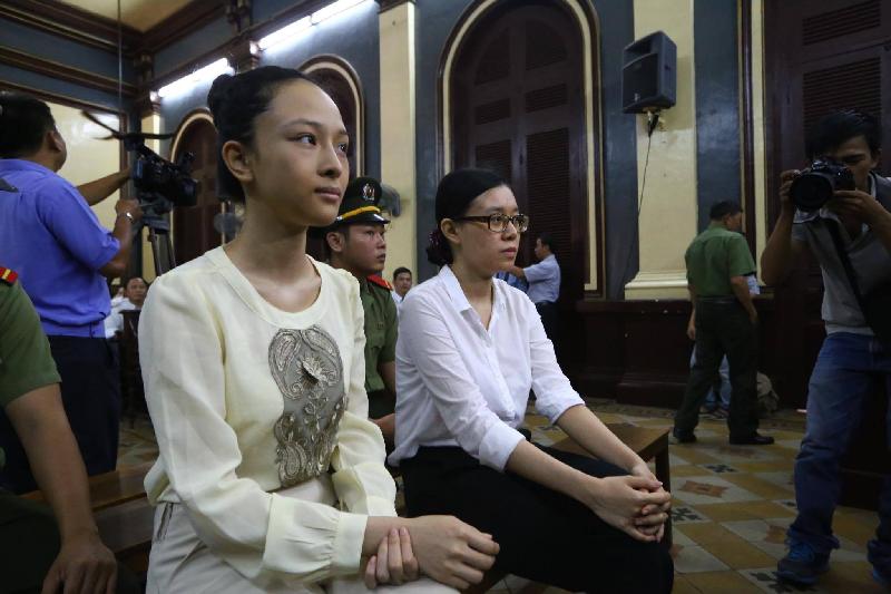 Hai bị cáo Phương Nga và Thùy Duy tại tòa sáng nay (27/6)