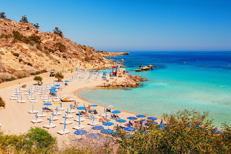 Cyprus (1,7 triệu USD): Du khách có thể sở hữu hộ chiếu của Cyprus khi mua bất động sản trị giá 2,3 triệu USD hoặc đầu tư tối thiếu 570.000 USD và có nhà ở Cyprus trị giá tối thiểu 1,7 triệu USD.