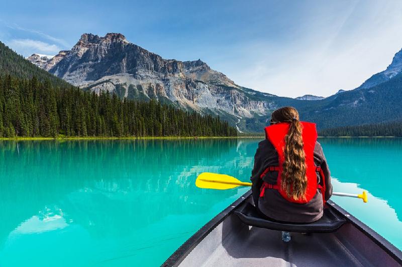Canada (800.000 USD): Chương trình nhập cư dành cho người đầu tư của Canada được tiến hành từ cuối thập niên 1980 và đã tạm ngừng. Khoảng 50.000 người đã bị trả lại hồ sơ. Tuy nhiên, một số tỉnh của Canada như Quebec có chương trình riêng dành cho những người muốn nhập quốc tịch, tuy chỉ giới hạn tối đá 1.500 người một năm.