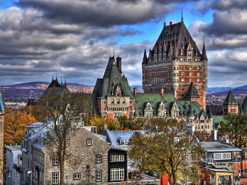 Để được nhập tịch, người đăng ký cần sống ở Canada ít nhất ba năm trong bốn năm tính từ thời điểm đăng ký. Đồng thời, họ cũng phải có tài sản ít nhất 1,2 triệu USD, có kinh nghiệm ba năm trong quy hoạch, tài chính, nhân sự hay quản lý. Ngoài ra, họ còn phải trình bày mục đích định cư ở Quebec và ký thỏa thuận đầu tư ít nhất 800.000 USD.