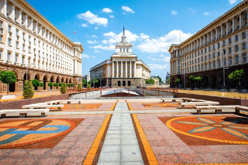Bulgaria (580.000 USD): Du khách có thể được cấp hộ chiếu Bulgaria khi mua số trái phiếu năm năm trị giá 580.000 USD của chính phủ. Số tiền này sẽ được trả lại sau khi hết hạn (không lãi). Ngoài ra, bạn còn có thể chọn cách mua 580.000 USD trái phiếu chính phủ, đầu tư thêm 580.000 USD sau một năm. Người đăng ký cũng được yêu cầu sống ở đây ít nhất một năm và duy trì hai khoản đầu tư trong ít nhất hai năm sau khi được nhập quốc tịch.