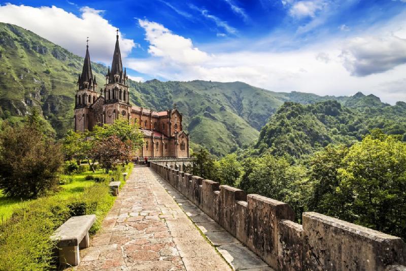 Tây Ban Nha (568.000 USD): Tây Ban Nha có chương trình “Thị thực Vàng” (Golden Visa) áp dụng cho những người đầu tư ít nhất 568.000 USD vào bất động sản. Sau 5 năm, họ có thể xin định cư và sau 10 năm có thể làm thủ tục nhập quốc tịch.