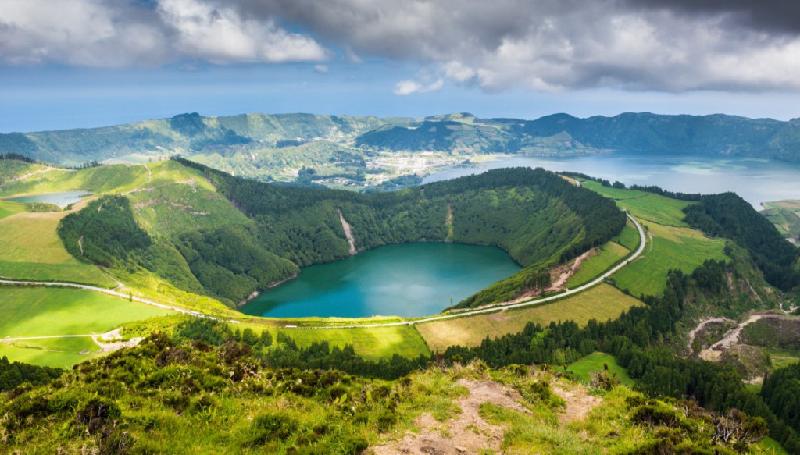 Bồ Đào Nha (397.000 USD): Chương trình Thị thực Vàng của Bồ Đào Nha cho nhà đầu tư visa có thời hạn một năm và có cơ hội xin cấp hộ chiếu thứ hai sau sáu năm định cư. Bạn có nhiều lựa chọn: chi khoảng 567.000 USD cho một quỹ đầu tư dành cho doanh nghiệp vừa và nhỏ, mua bất động sản trị giá 397.000 USD hoặc tạo việc làm cho ít nhất 10 người Bồ Đào Nha.