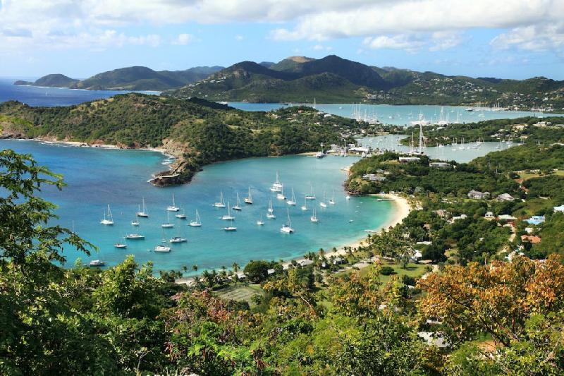Antigua and Barbuda (250.000 USD): Bạn có thể trở thành công dân của Antigua and Barbuda bằng cách đầu tư bất động sản tối thiểu giá 399.000 USD, ủng hộ Quỹ phát triển quốc gia 250.000 USD hoặc đầu tư 1,5 triệu USD vào một doanh nghiệp mới thành lập.