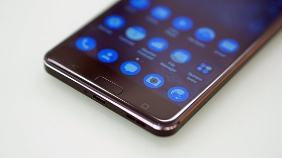 Trái ngược mặt lưng, mặt trước của Nokia 6 được làm mới lạ khá đẹp, viền màn hình được tạo vát cong 2.5D cho cảm giác vuốt chạm rất trơn mượt, mép dưới cùng là dãy phím cảm ứng quen thuộc của Android có đèn nền để sử dụng trong tối và phím cứng Home tích hợp cảm biến vân tay. 