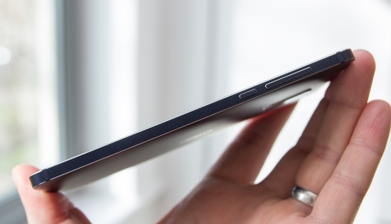 Cạnh phải của Nokia 6 gồm có nút nguồn và nút tăng/giảm âm lượng. 