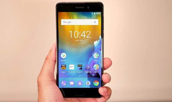 Về chất lượng hiển thị, màn hình Nokia 6 cho chất lượng thuộc hàng tốt nhất trong phân khúc với hình ảnh sắc nét và màu sắc thật. Màn hình của máy cũng có độ sáng cao cùng góc nhìn rộng cho phép người dùng dễ sử dụng dưới trời nắng dù vẫn bị hiện tượng bóng chói trên màn hình. Nhưng so với các đối thủ trong cùng phân khúc thì màn hình của Nokia 6 vẫn rất nổi bật.