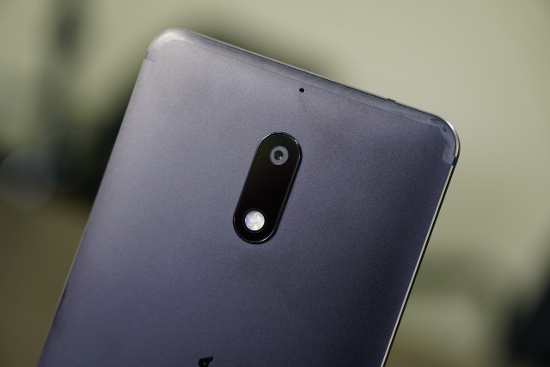 Camera tốt trong phân khúc giá: Nokia 6 đi kèm camera chính độ phân giải 16 megapixel với ống kính khẩu độ f/2.0, hỗ trợ lấy  nét theo pha cho tốc độ xử lý khá tốt. Tuy nhiên, ống kính không phải của Zeiss như những điện thoại trước kia của Nokia. Trong khi camera phía trước 8 megapixel với ống kính cùng khẩu độ như camera sau. 