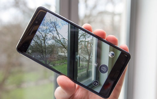 So với nhiều đối thủ trong cùng phân khúc thì ứng dụng camera trên Nokia 6 có giao diện khá đơn giản và các tính năng thì khá “nghèo nàn”, ít chế độ chụp phổ biến và thậm chí còn không có chế độ chỉnh tay. 