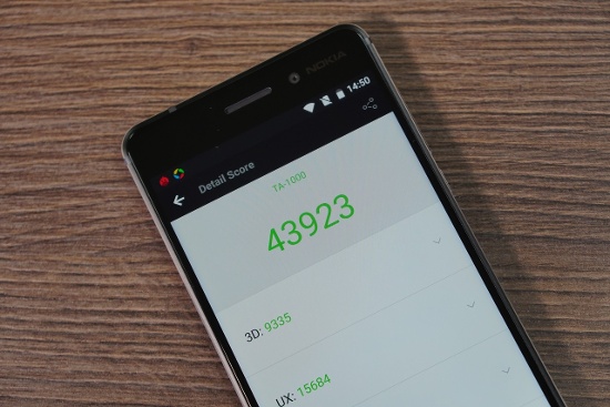 Nokia 6 chạy hệ điều hành Android 7.0 Nougat kết hợp với phần cứng tốt giúp cho thiết bị vận hành trơn tru, các ứng dụng được kích hoạt nhanh, chuyển đổi giữa các ứng dụng mượt mà nhờ vào bộ nhớ RAM lớn, nhưng nếu để chiến game thì vẫn không phải là lựa chọn phù hợp. 