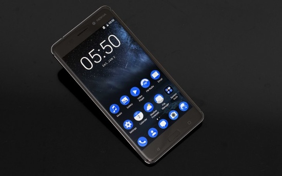 Thời lượng pin: Với màn hình lớn, độ phân giải cao Nokia 6 đi kèm viên pin dung lượng 3.000mAh. Thử nghiệm thực tế khi xem video liên tục, khá bất ngờ khi máy có thể kéo dài gần 33 giờ. Nếu sử dụng ở mức trung bình thì người dùng Nokia 6 hoàn toàn đủ trọn một ngày dùng mà không có gì phải lo lắng. 