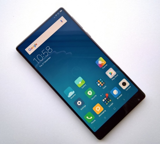 1. Thiết kế ấn tượng nhất: Một trong những điểm hấp dẫn nhất trên Xiaomi Mi Mix chắc chắn là thiết kế. Không giống như các mẫu smartphone cao cấp, sử dụng chất liệu kim loại kết hợp với kính như hiện nay. Điện thoại của Xiaomi có toàn bộ thân máy được làm bằng chất liệu gốm, kể cả khung, mặt lưng và các phím bấm (nguồn, âm lượng). 