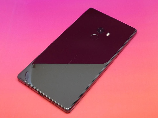 Chất liệu gốm giúp cho Mi Mix rất sang trọng và nổi bật hơn bất kỳ đối thủ nào trong cùng phân khúc giá. Tuy nhiên nó cũng làm cho thiết bị có những nhược điểm nhất định như: Dễ bám dấu vân tay, trơn khi cầm trên tay, dễ vỡ khi rơi, trọng lượng nặng và dày. Để hạn chế tối đa khả năng rơi vỡ thì người dùng nên mua ốp để bảo vệ.