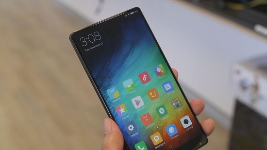 Xiaomi Mi Mix có màn hình khá lớn với kích thước 6,4 inch, độ phân giải khá lạ 2.040 x 1.080 pixel với tỉ lệ 17:9. Như vậy so với các đối thủ trong cùng phân khúc giá thì điện thoại của Xiaomi có độ phân giải màn hình thấp hơn nên độ sắc nét sẽ kém hơn một chút. 
