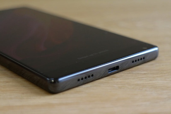 Đáng chú ý, trong cùng phân khúc giá không có chiếc smartphone nào có bộ nhớ trong khủng như vậy, lên tới 256GB. Như vậy với bộ nhớ trong lớn mà người dùng có thể lưu trữ những bộ phim chất lượng cao, lữu trữ nhạc, chụp ảnh, quay video cũng như tải, cài đặt nhiều game, ứng dụng thoải mái mà không cần phải lo lắng.