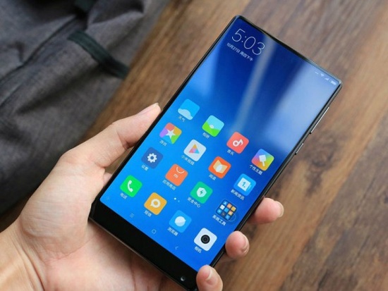 Với viên pin dung lượng lớn nên việc tích hợp công nghệ sạc nhanh của Qualcomm cũng là rất cần thiết với Mi Mix, thiết bị có thể sạc lên tới 70% chỉ trong khoảng 30 phút và đầy hoàn toàn trong khoảng 2 giờ thông qua cáp USB-C đi kèm.