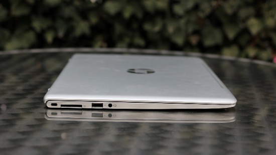 Cấu hình phần cứng thấp nhất của HP Envy 13 được trang bị gồm vi xử lý Intel Core i5, đồ họa Intel HD 620, màn hình 13,3 inch độ phân giải Full HD, RAM 8GB và ổ SSD 128GB. 