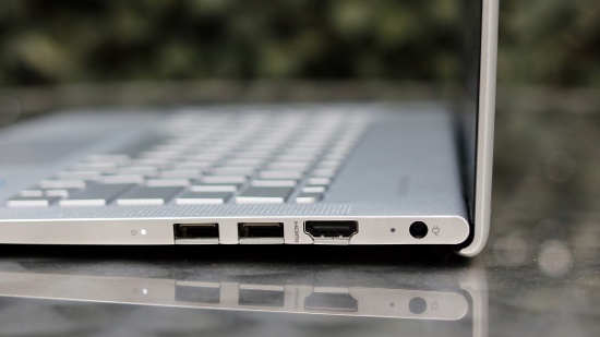 Ngoài ra máy còn có 1 cổng USB 3.0 chuẩn USB-C cho dock, khe cắm thẻ nhớ microSD, jack cắm tai nghe và 2 cổng USB 3.1 để kết nối với thiết bị ngoài vi khác, cổng HDMI kích thước đầy đủ kết nối với TV và màn hình ngoài. Chỉ tiếc HP Envy 13 không có tùy chọn màn hình cảm ứng.