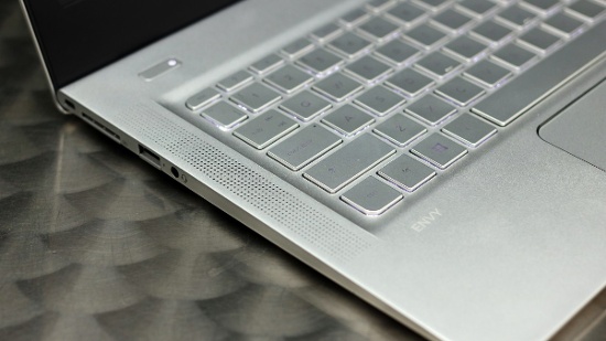 Pin đi kèm HP Envy 13 có thời gian sử dụng lên tới 14,5 giờ khi xem video, hỗ trợ tính năng Windows Hello cho phép người dùng đăng nhập mà không cần sử dụng mật khẩu. Với lớp vỏ bằng nhôm bạc bảo vệ cho toàn bộ thân máy, giúp HP Envy 13 bền và đẹp hơn. 