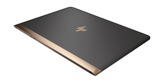 HP Spectre 13 sở hữu phần cứng mạnh hơn Surface Laptop dù có mức giá tương đương. Cụ thể máy sử dụng bộ vi xử lý Intel Core i7, đồ họa Intel HD Graphics 620, ổ SSD 256GB và RAM 8GB. Ngoài ra thiết bị còn tích hợp 4 loa Bang and Olufsen, mang đến trải nghiệm âm thanh tốt hơn đáng kể so với các đối thủ. 