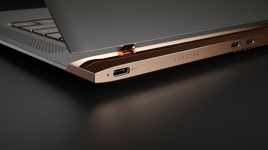 Pin đi kèm HP Spectre 13 cho thời gian sử dụng 9 giờ, người dùng cũng cần có dongle và adapter để kết nối với màn hình, điện thoại và máy ảnh. Cuối cùng, màn hình 13,3 inch độ phân giải Full HD của máy chắc chắn sẽ không sắc nét như màn hình 13,5 inch với độ phân giải (2.256 x 1.504 pixel) của Surface Laptop.