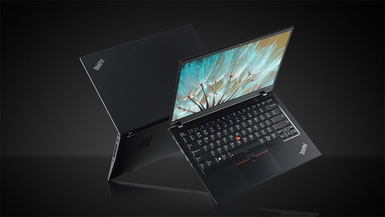 ThinkPad X1 Carbon: Có một điều không thể phủ nhận đó là ThinkPad X1 Carbon nổi bật với thiết kế đẹp, bản lền linh hoạt, mỏng và nhẹ nhờ lớp vỏ và khung máy là sự kết hợp giữa ma-giê và sợi carbon gia cường, có thể chống bụi, vết xước nhỏ cũng như các tác động ngoại lực như vặn xoắn và áp lực khi rơi. 