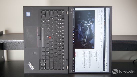 ThinkPad X1 Carbon có giá khởi điểm 1.322 USD sẽ đi kèm với màn hình 14 inch Full HD hoặc tùy chọn độ phân giải WQHD (2.560 x 1.440 pixel) để có hình ảnh sắc nét hơn. Cả hai phiên bản đều sử dụng bộ vi xử lý Intel Core mới nhất, với bộ nhớ tối đa 1TB và RAM lên tới 16GB. Pin đi kèm cho thời gian sử dụng lên đến 15 giờ. 