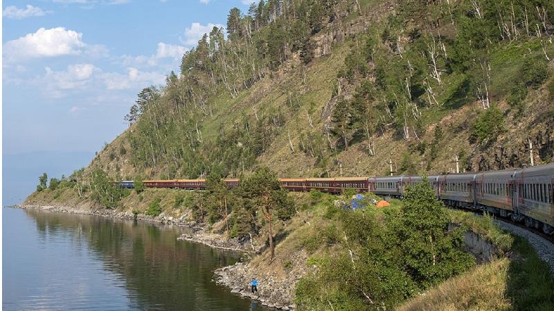 Tuyến đường sắt xuyên Siberia: Trong thời đại con người luôn hướng tới những thứ nhanh, sẵn và tiện lợi, vẫn có những người yêu thích di chuyển bằng tàu hỏa. Với những ai đam mê trải nghiệm những chuyến tàu, tuyến đường sắt xuyên Siberia là lựa chọn không thể bỏ qua. Tuyến đường sắt này ban đầu dài 9.288 km, nối giữa Moscow và Vladivostok. Hai tuyến đường hình thành sau này là chuyến tàu xuyên Mông Cổ và chuyến tàu xuyên Mãn Châu. Cả 3 tuyến đều mất khoảng 7 ngày đi tàu liên tục. Ảnh: Tim Pile.