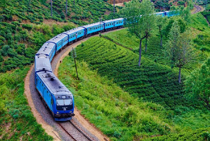 Tuyến đường sắt Sri Lanka: Tuyến đường sắt gần 150 năm tuổi hứa hẹn mang đến cho du khách nhiều điều thú vị. Khởi đầu từ Kandy, tàu hỏa tới Ella sẽ chạy qua những đồn điền trà và lên xuống nhiều ngọn đồi để tới một ga hẻo lánh ở giữa vùng Hill Country. Chuyến tàu này kéo dài gần 7 tiếng. Ảnh:Alamy.