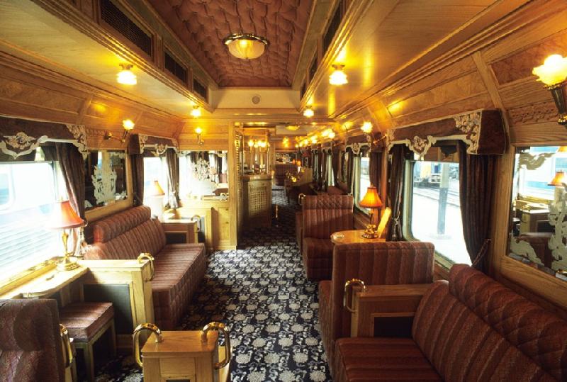 7 chuyến tàu 'phải đi một lần trong đời' ở châu Á hình ảnh 3 Chuyến tàu Eastern Oriental Express: Nếu như chuyến tàu Sri Lanka có phần thô sơ, mộc mạc, tàu tốc hành Eastern Oriental Express lại thuộc hàng sang trọng bậc nhất, hút hồn du khách ngay từ ánh nhìn đầu tiên với kiểu bài trí mang hơi hướng cổ điển, tường ốp gỗ gụ cùng lối trang trí tổng hòa phong cách của Thái Lan và Singapore. Tàu The Eastern & Oriental Express đi qua nhiều điểm du lịch hấp dẫn tại Đông Nam Á. Ảnh: Alamy.