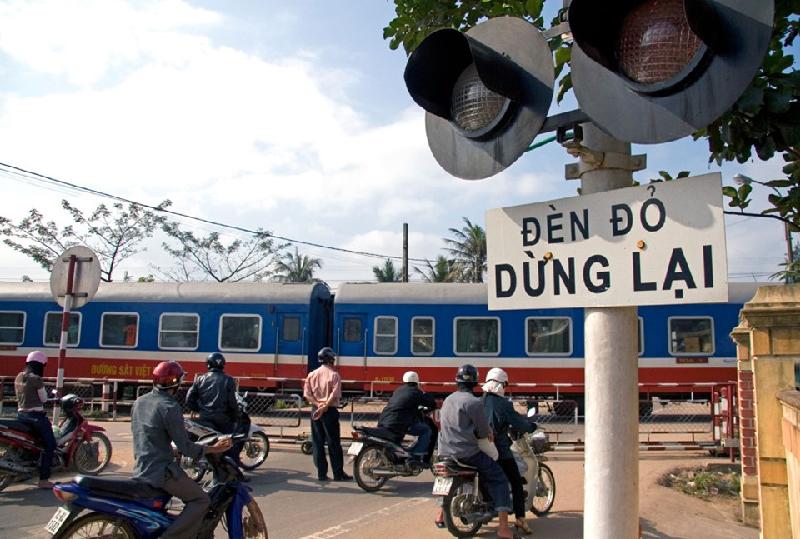 7 chuyến tàu 'phải đi một lần trong đời' ở châu Á hình ảnh 6 Tàu Thống nhất xuyên Việt: Đường sắt Bắc - Nam với chặng bắt đầu từ thủ đô Hà Nội và kết thúc tại TP.HCM có tổng chiều dài 1.729 km. Trên chặng đường đi xuyên dải đất hình chữ S, du khách có thể lựa chọn dừng chân ở cố đô Huế, Đà Nẵng và phố cổ Hội An. Những ai ưa thích tắm nắng không nên bỏ qua Nha Trang, nơi có bãi cát trải dài 6 km. Ảnh: Alamy.