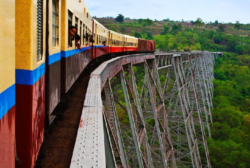Chuyến tàu Pyin Oo Lwin - Hsipaw ở Myanmar: Chuyến tàu hoả từ Pyin Oo Lwin đến Hsipaw sẽ đi qua những thị trấn và làng mạc xa xôi ở tỉnh Shan, dừng chân tại những ngôi làng mà bao quanh là khung cảnh đồng lúa, đồi xanh và cây cầu cầu Gokteik nổi tiếng. Hành trình này kéo dài tối đa 7 tiếng. Ảnh: Alamy.