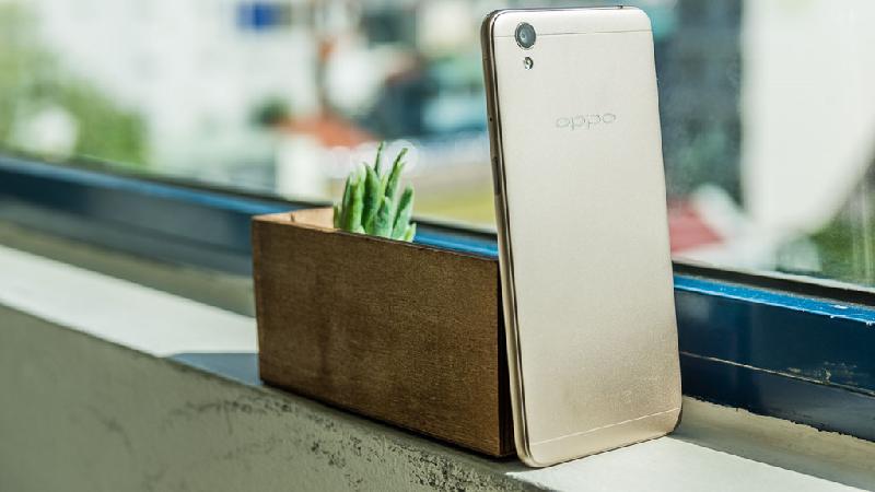 Oppo A37 (3,29 triệu đồng): Máy có thiết kế nhựa nguyên khối với nhiều đường nét khá giống Oppo F1 Plus. Oppo A37 được trang bị bộ vi xử lý Snapdragon 410 tốc độ 1,2 GHz, đồ họa Adreno 306, RAM 2 GB, bộ nhớ trong 16 GB đáp ứng các nhu cầu sử dụng cơ bản như lướt web, xem phim và chơi game.