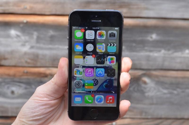 iPhone 5s 16 GB (5,99 triệu): Phiên bản iPhone 5s 16 GB được khá nhiều người dùng ưa chuộng vì kích thước nhỏ gọn cũng như dễ dàng thao tác bằng một tay. Mặc dù cấu hình thiết bị không cao nhưng vẫn đáp ứng được các nhu cầu cơ bản như nghe gọi, lướt Facebook hay chụp hình.