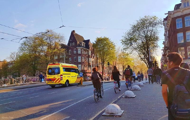 Tàu điện leng keng cũng là một phương tiện phổ biến ở Amsterdam.