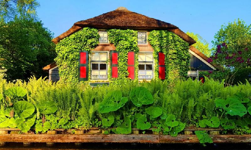 3. Ghé thăm ngôi làng cổ tích đẹp nhất thế giới Giethoorn: Ở Giethoorn, khói bụi và tiếng còi của xe cộ không tồn tại. Khi đặt chân đến đây, mọi người phải để lại xe hơi bên ngoài làng, thuê thuyền mà người dân gọi là “Whisper boat” (Thuyền thì thầm) có động cơ không gây tiếng ồn để “tiếp cận” ngôi làng,hoặc có thể đi bộ qua hơn 176 cây cầu vòm bằng gỗ. Nhưng nhiều ngôi nhà đến nay vẫn không thể tới được bằng đường bộ. Ngay cả những người đưa thư báo cũng phải giao thư từ bằng cách đi thuyền.