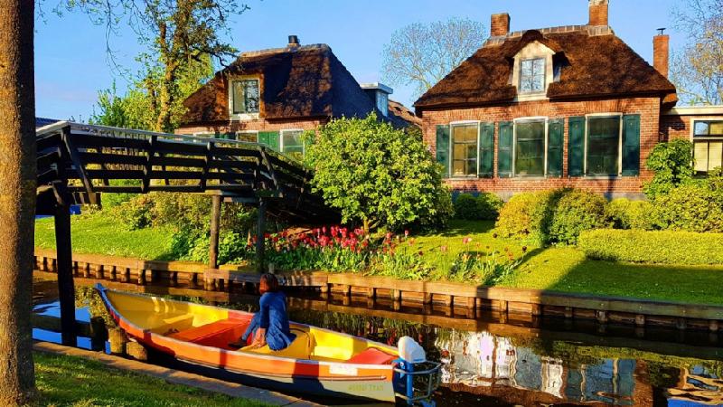 Giethoorn thuộc tỉnh Overijssel, Hà Lan. Cái tên Giethoorn (sừng dê) xuất phát từ khám phá của những cư dân đầu tiên đến từ Địa Trung Hải. Họ đã tìm thấy tại đây hàng trăm chiếc sừng dê, hậu quả của trận lũ lịch sử vào thế kỷ thứ 10.
