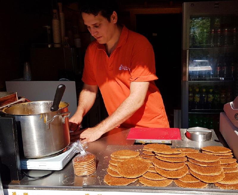 Ở vườn hoa cũng bày bán đặc sản Hà Lan là bánh waffles với vị mật ong và hương quế thơm lừng.